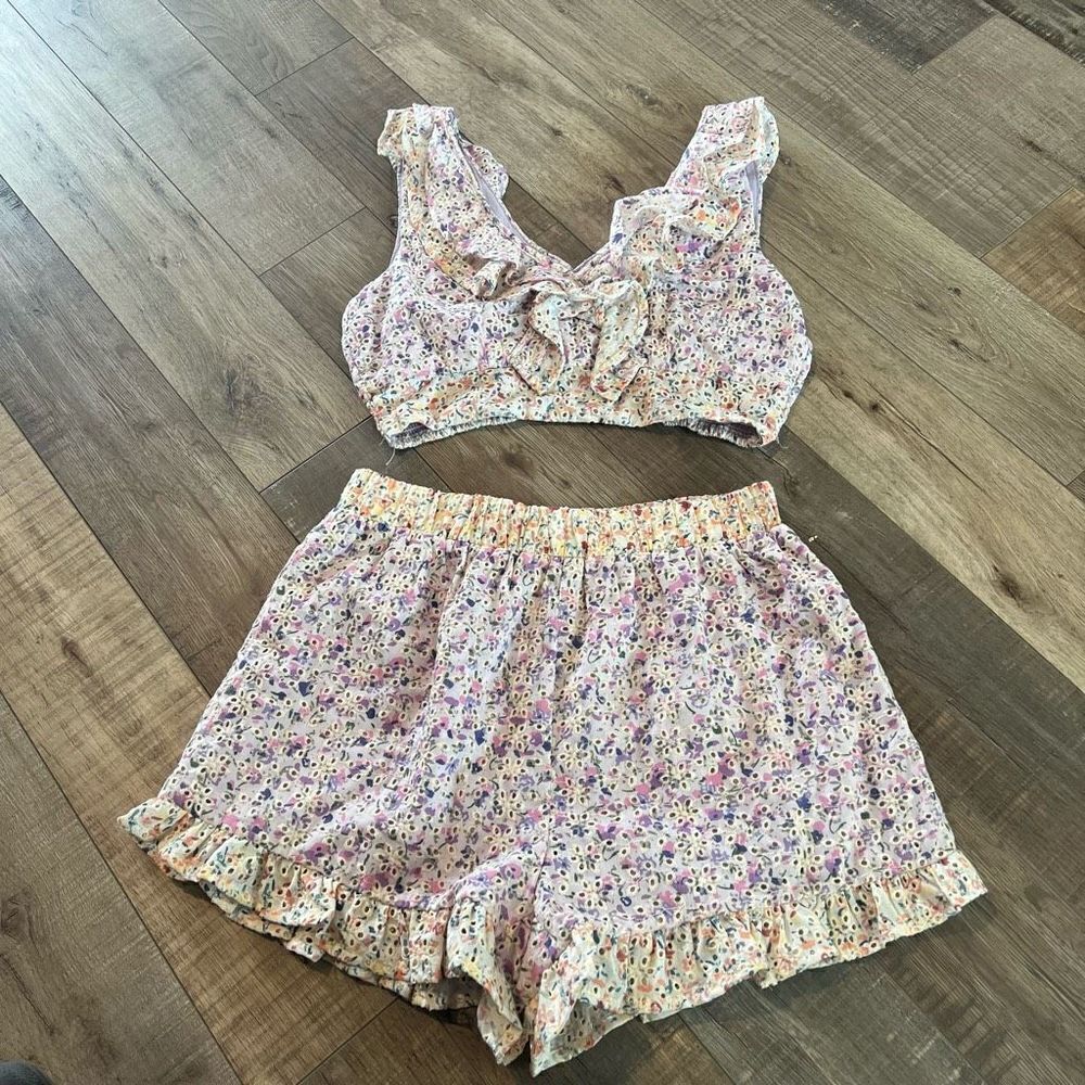 Storia floral crop top size m and bottom size L
Floral set